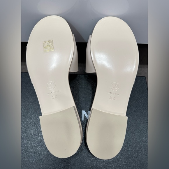 $1.3k CHANEL CHA NEL LOGO BEIGE LEATHER FLAT SHOES SLIDES MULES 38C - Picture 15 of 16